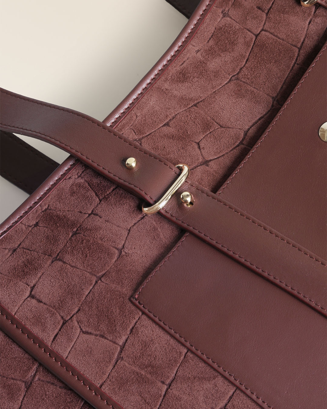 Le sac cabas Marcello Renouard en cuir veau velours façon croco acajou et cuir lisse acajou, vu de près en studio.