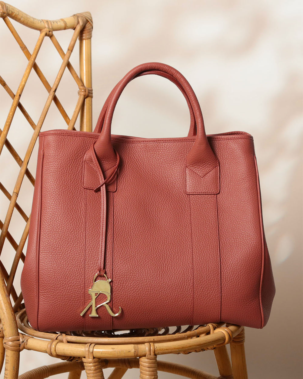 Notre sac cabas Max Renouard en cuir façon vigogne terracotta, vu de face en ambiance.