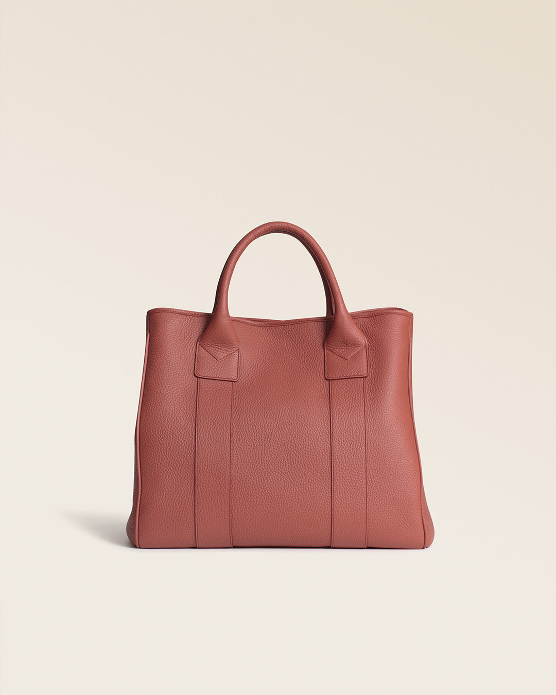 Notre sac cabas Max Renouard en cuir façon vigogne terracotta, vu de dos en studio.