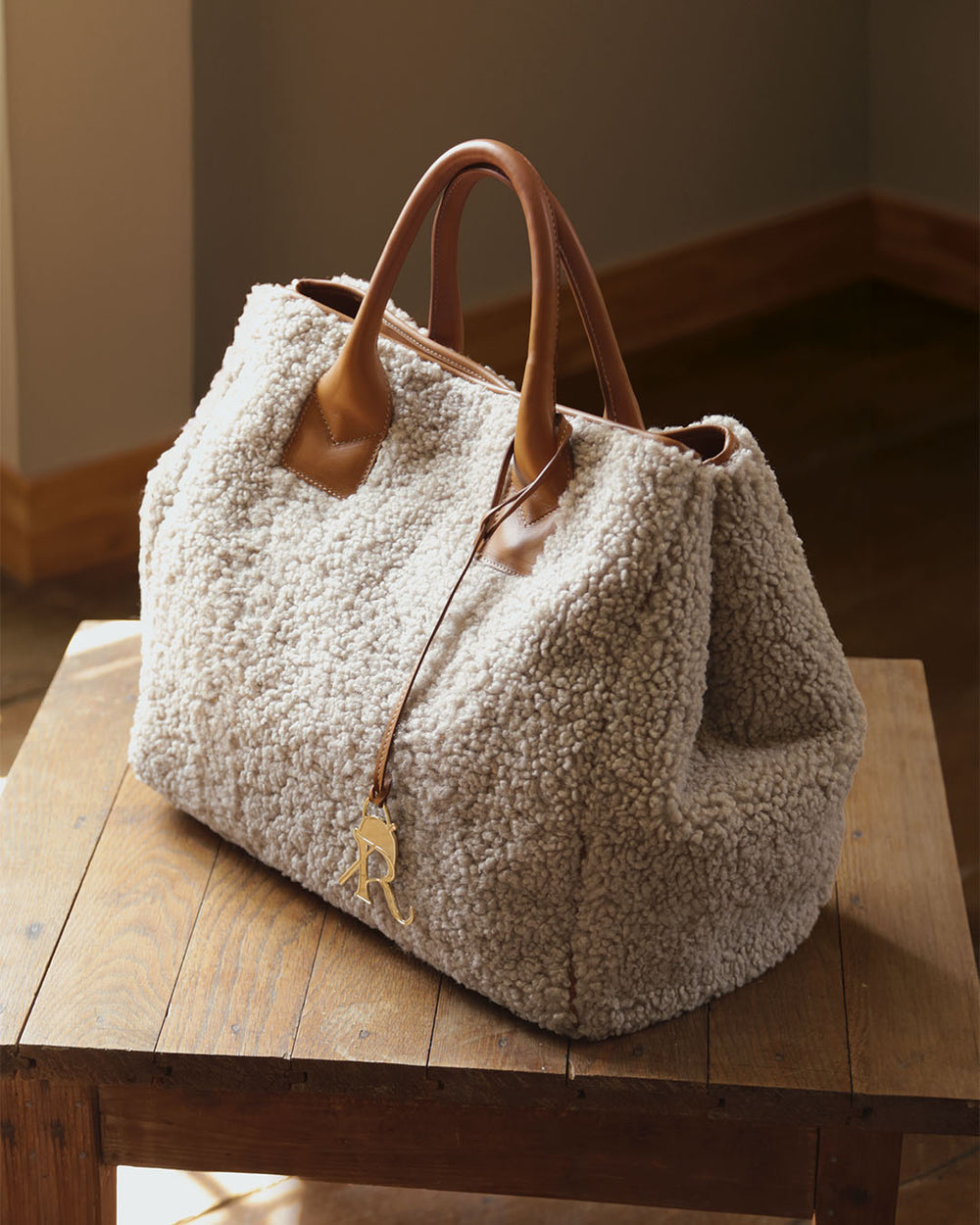 Notre cabas Max Renouard en toile bouclette naturelle et cuir vintage camel, vu en ambiance.