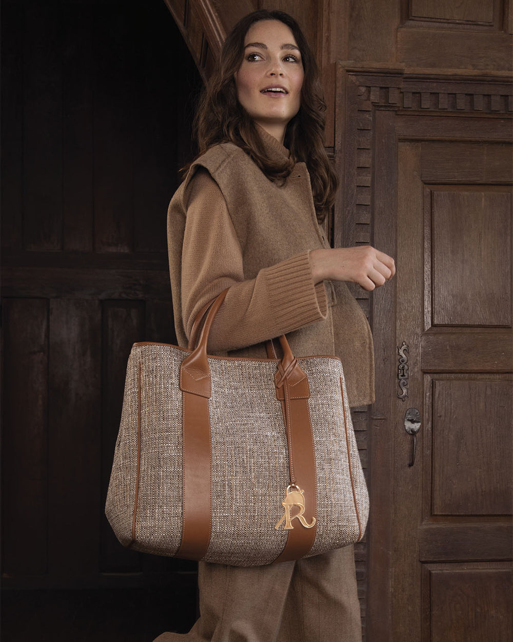Notre sac cabas Max Renouard en toile tweed beige et cuir vintage camel, vu porté par notre mannequin.