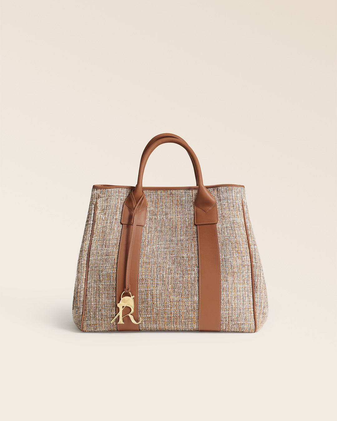 Notre sac cabas Max Renouard en toile tweed beige et cuir vintage camel, vu de face en studio.