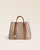 Notre sac cabas Max Renouard en toile tweed beige et cuir vintage camel, vu de face en studio.