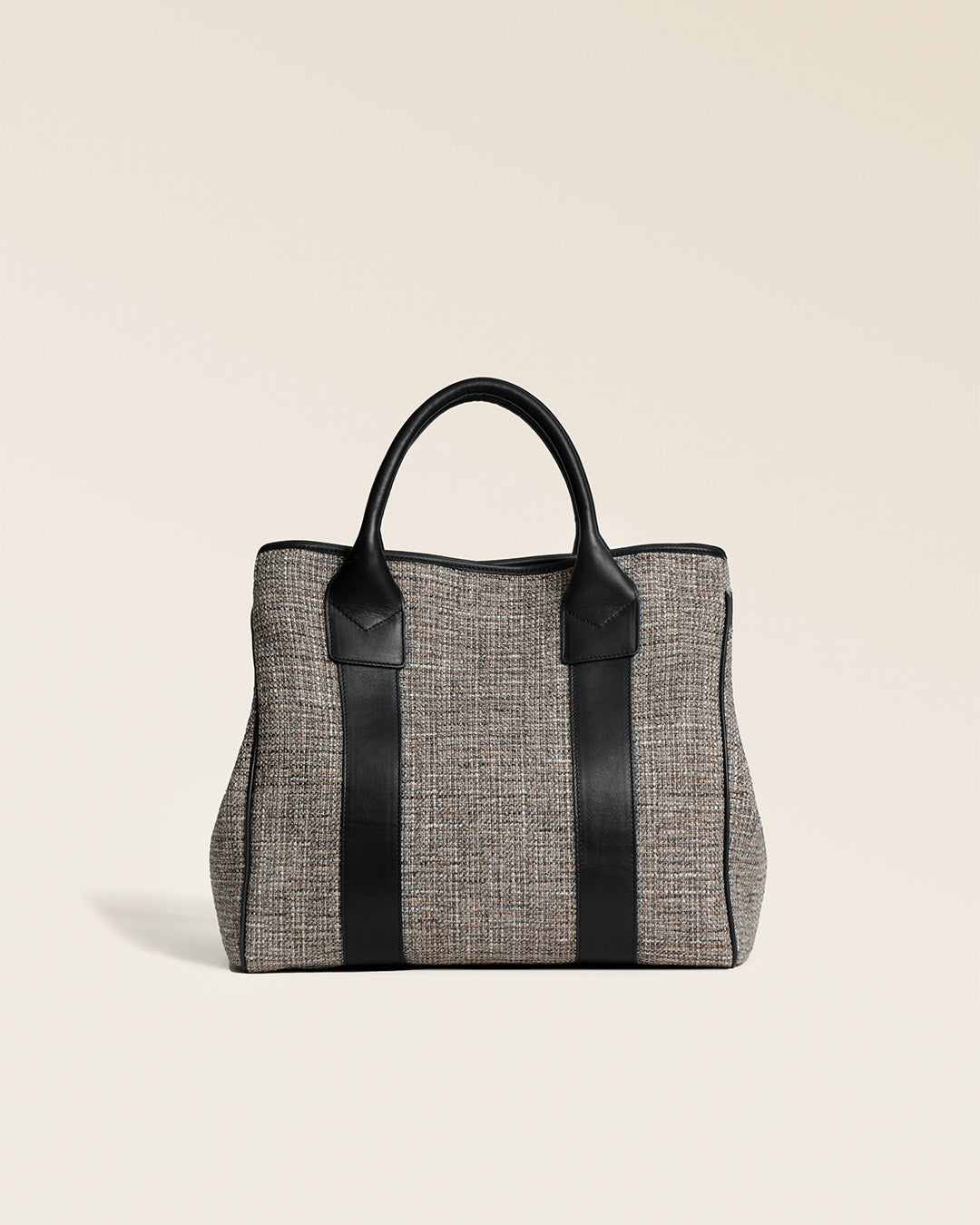 Le sac cabas Max Renouard en toile tweed taupe et cuir lisse noir, vu de dos en studio.