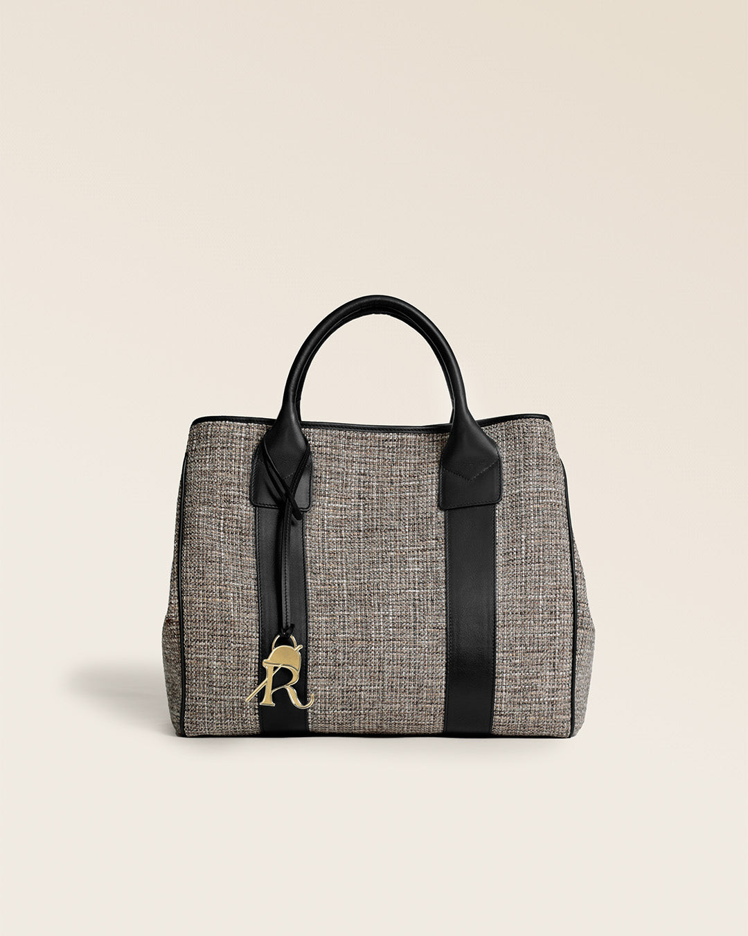 Le sac cabas Max Renouard en toile tweed taupe et cuir lisse noir, vu de face en studio.