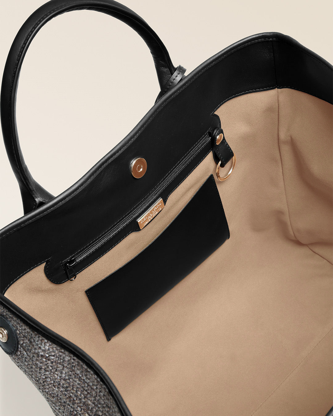 Le sac cabas Max Renouard en toile tweed taupe et cuir lisse noir, vu ouvert en studio.