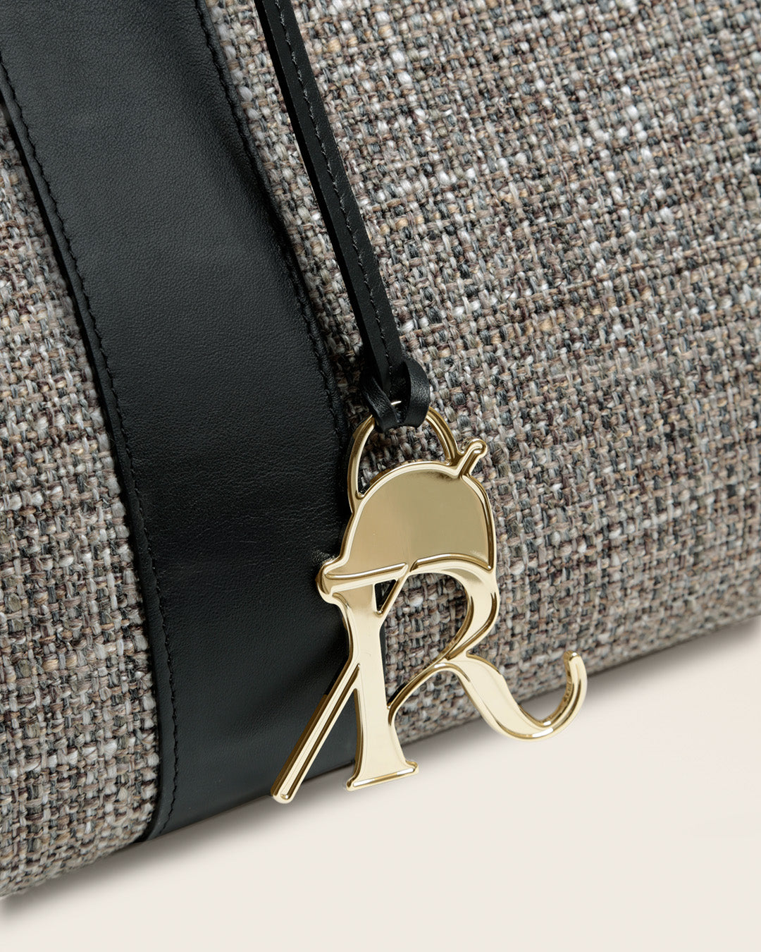Le sac cabas Max Renouard en toile tweed taupe et cuir lisse noir, vu en détail en studio.