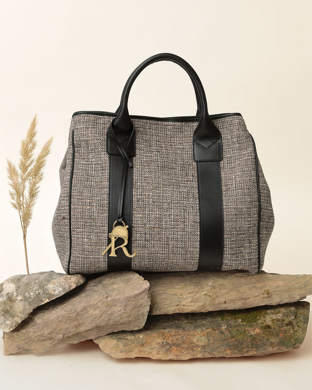 Le sac cabas Max Renouard en toile tweed taupe et cuir lisse noir, vu de face en ambiance.