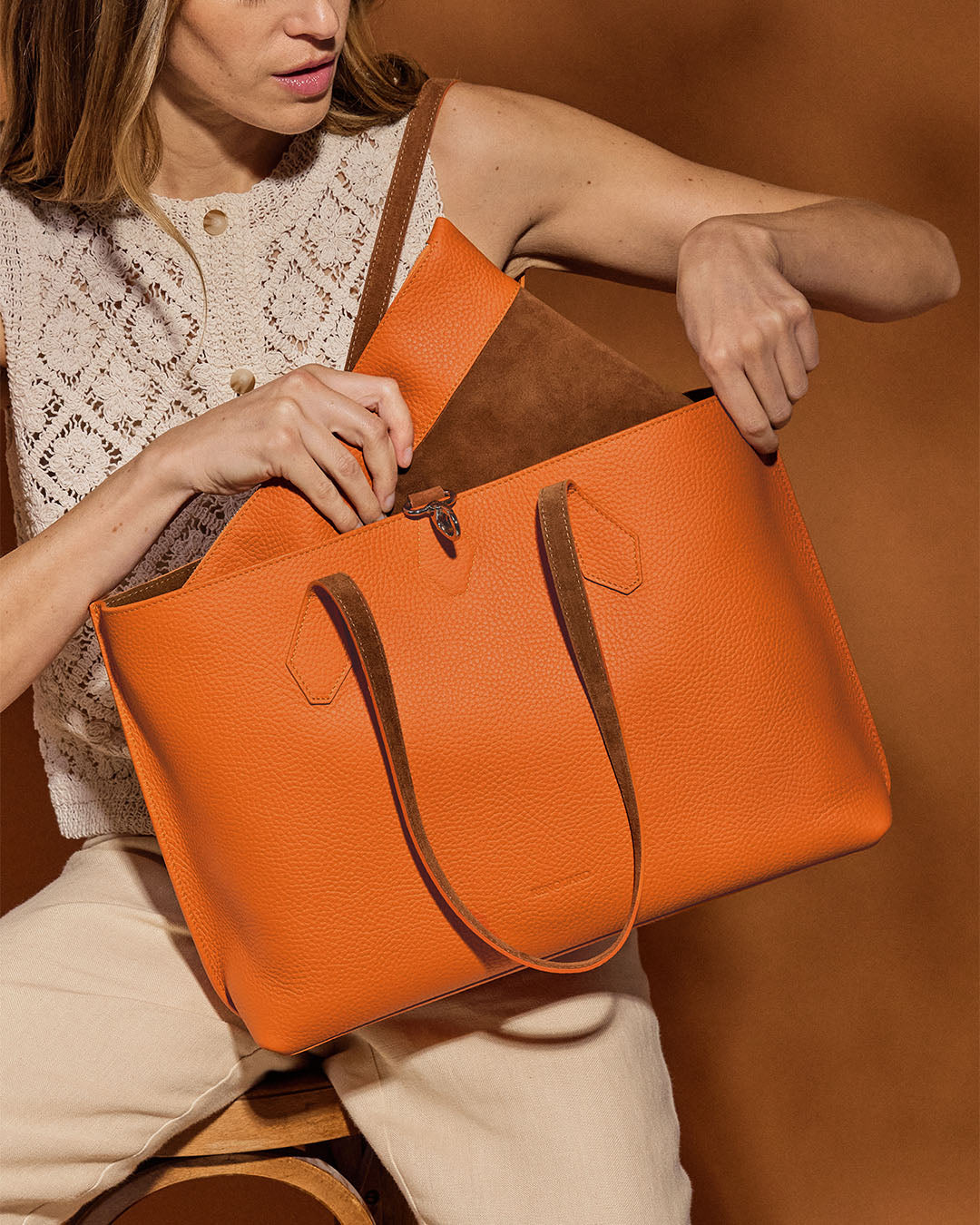 Notre sac cabas Shopper Renouard en cuir façon vigogne orange et cuir veau velours noisette, vu porté par notre mannequin.