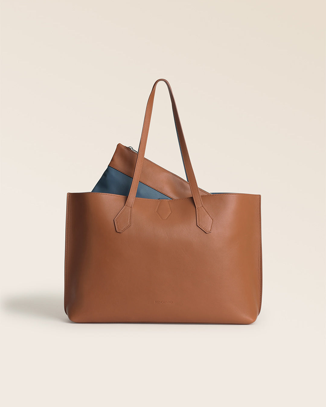 Notre sac cabas Shopper Renouard réversible en cuir vintage camel et vintage jean, vu de face en studio.