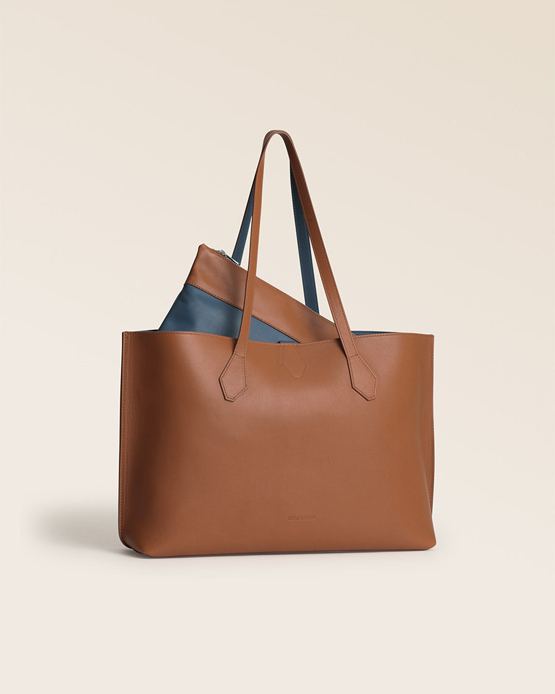 Notre sac cabas Shopper Renouard réversible en cuir vintage camel et vintage jean, vu de quart en studio.