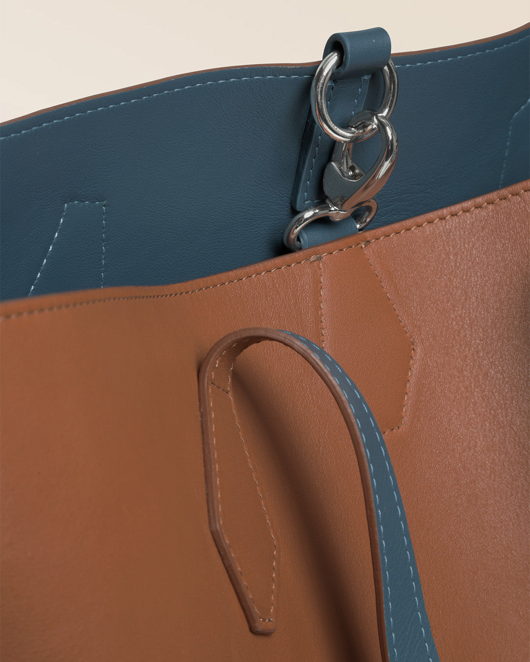 Notre sac cabas Shopper Renouard réversible en cuir vintage camel et vintage jean, vu de près en studio.