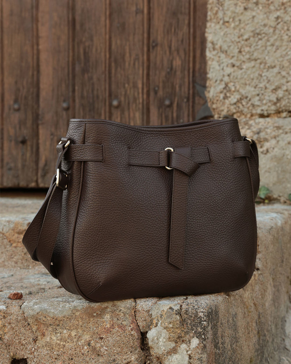Notre sac Cameron Renouard en cuir façon vigogne chocolat, vu en ambiance.