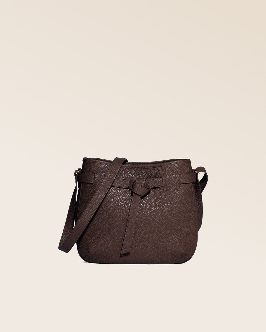 Notre sac Cameron Renouard en cuir façon vigogne chocolat, vu de face en studio.
