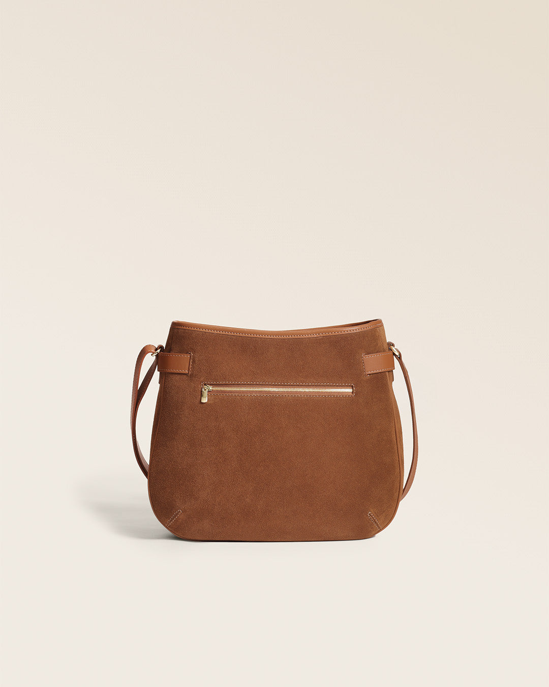 Le sac Cameron Renouard en cuir veau velours noisette et cuir lisse camel, vu de dos en studio.