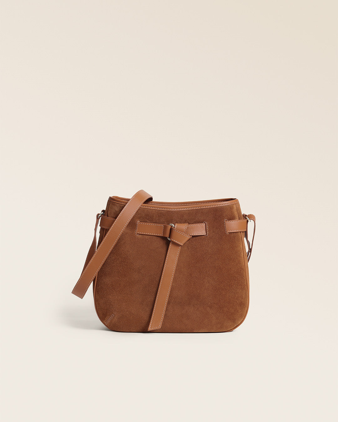 Le sac Cameron Renouard en cuir veau velours noisette et cuir lisse camel, vu de face en studio.