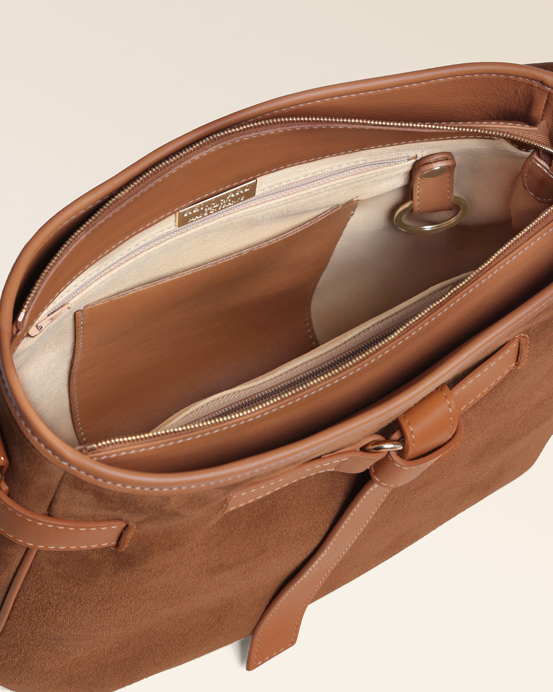 Le sac Cameron Renouard en cuir veau velours noisette et cuir lisse camel, vu ouvert en studio.