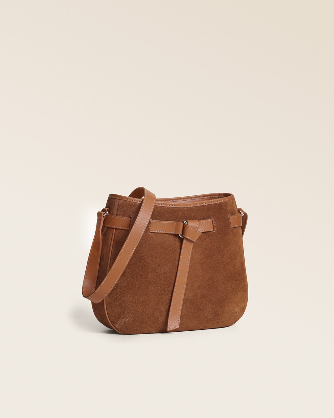 Le sac Cameron Renouard en cuir veau velours noisette et cuir lisse camel, vu de quart en studio.