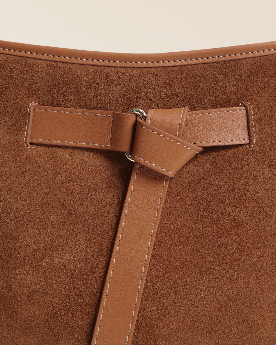 Le sac Cameron Renouard en cuir veau velours noisette et cuir lisse camel, vu en détails en studio.