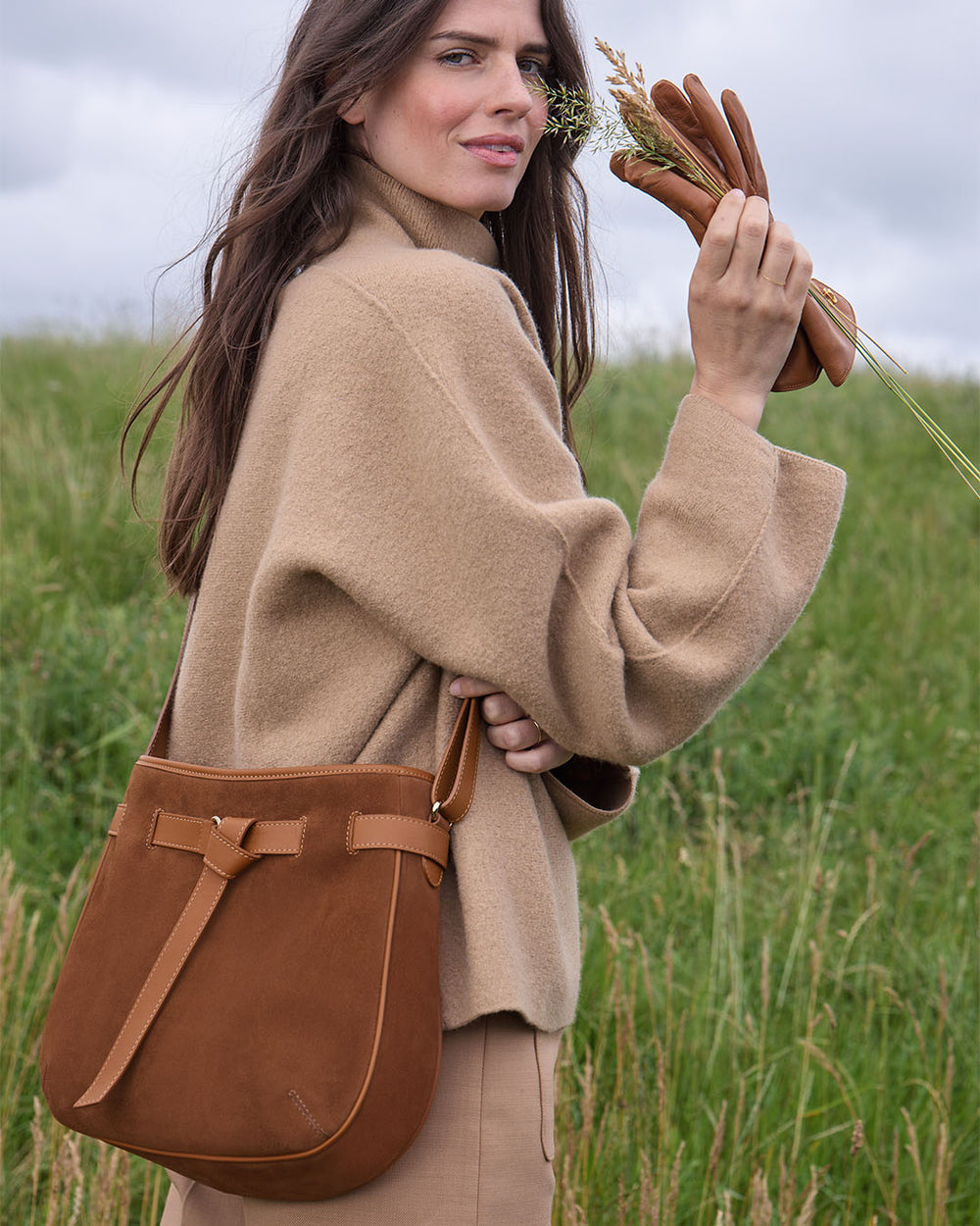 Le sac Cameron Renouard en cuir veau velours noisette et cuir lisse camel, vu porté par notre mannequin.