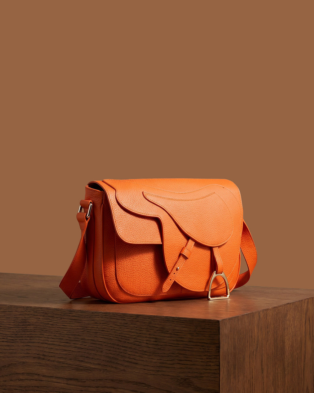 Notre sac Casaque Renouard en cuir façon vigogne orange vu de quart en ambiance.