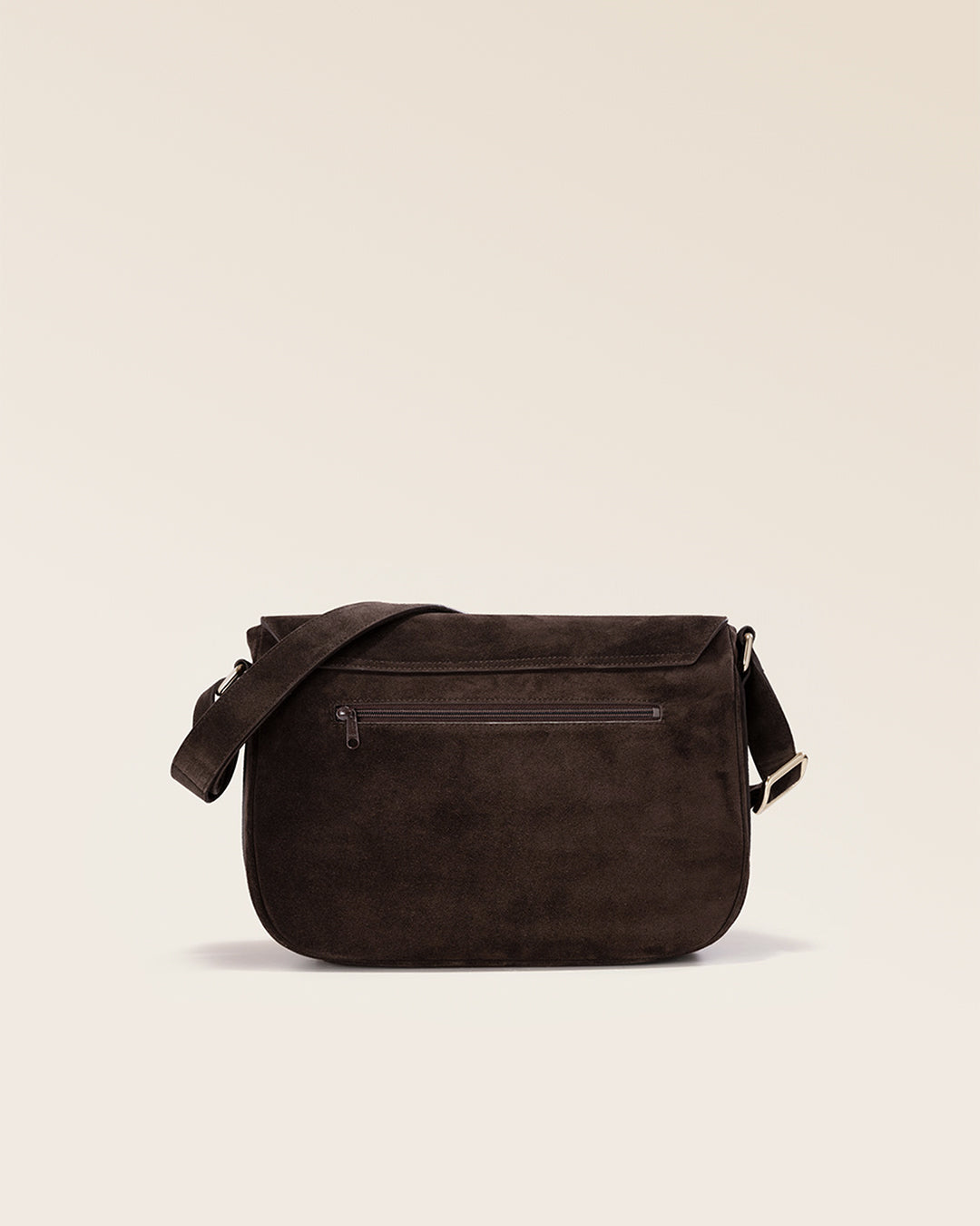 Le sac Casaque Renouard en cuir veau velours espresso, vu de dos en studio.