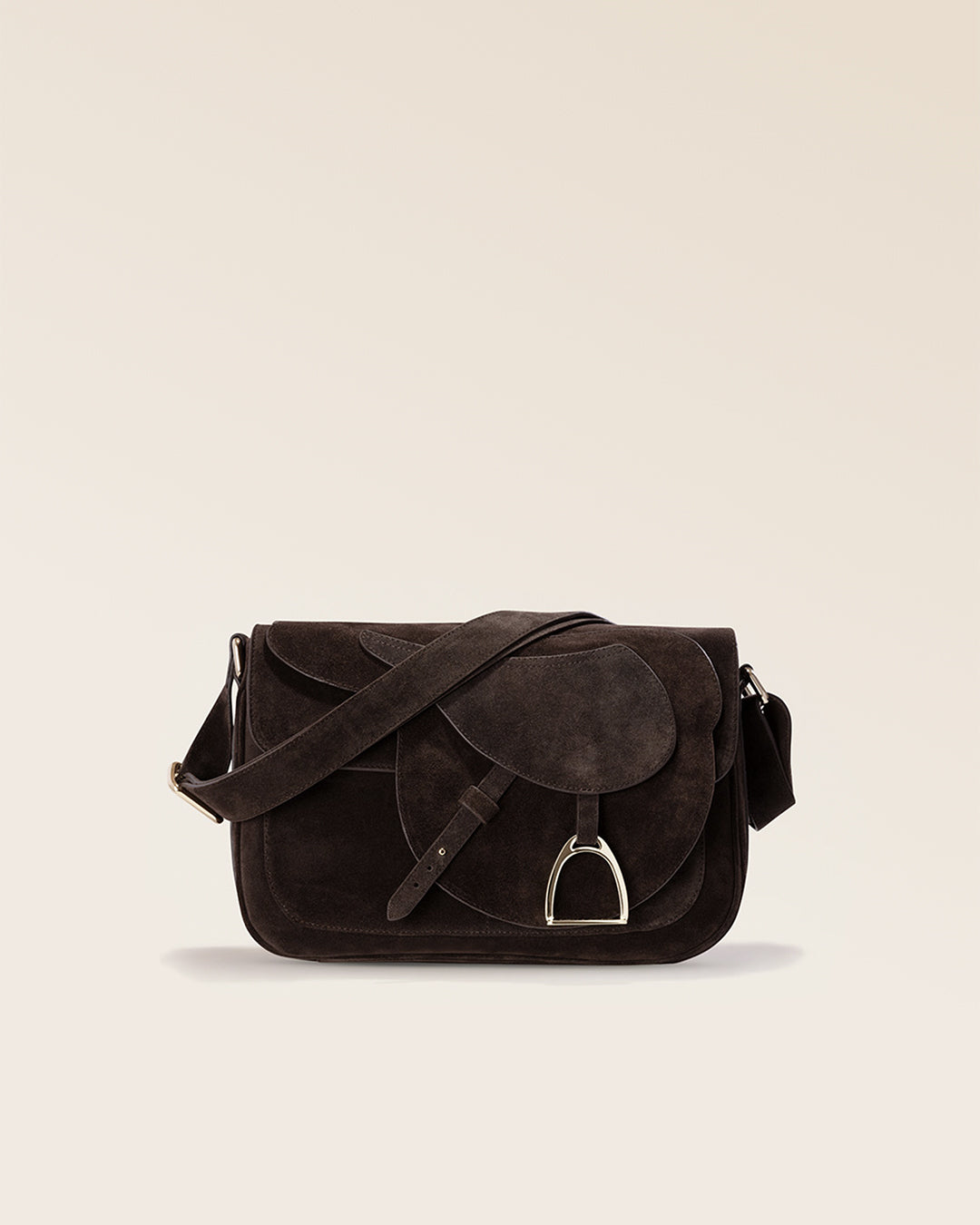Le sac Casaque Renouard en cuir veau velours espresso, vu de face en studio.