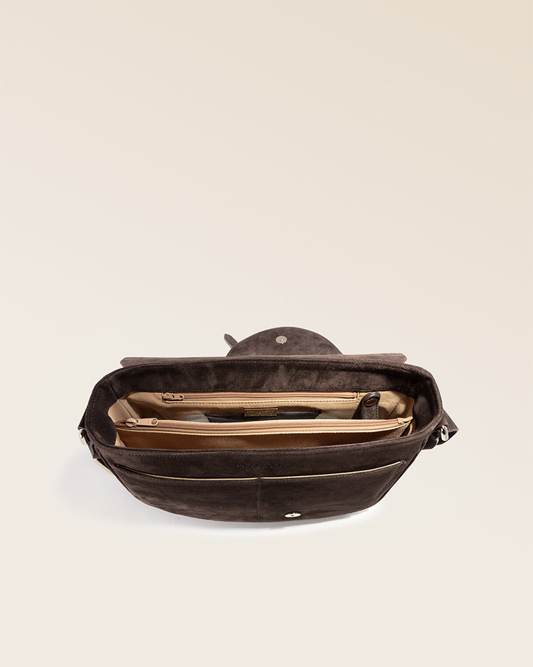 Le sac Casaque Renouard en cuir veau velours espresso, vu ouvert en studio.