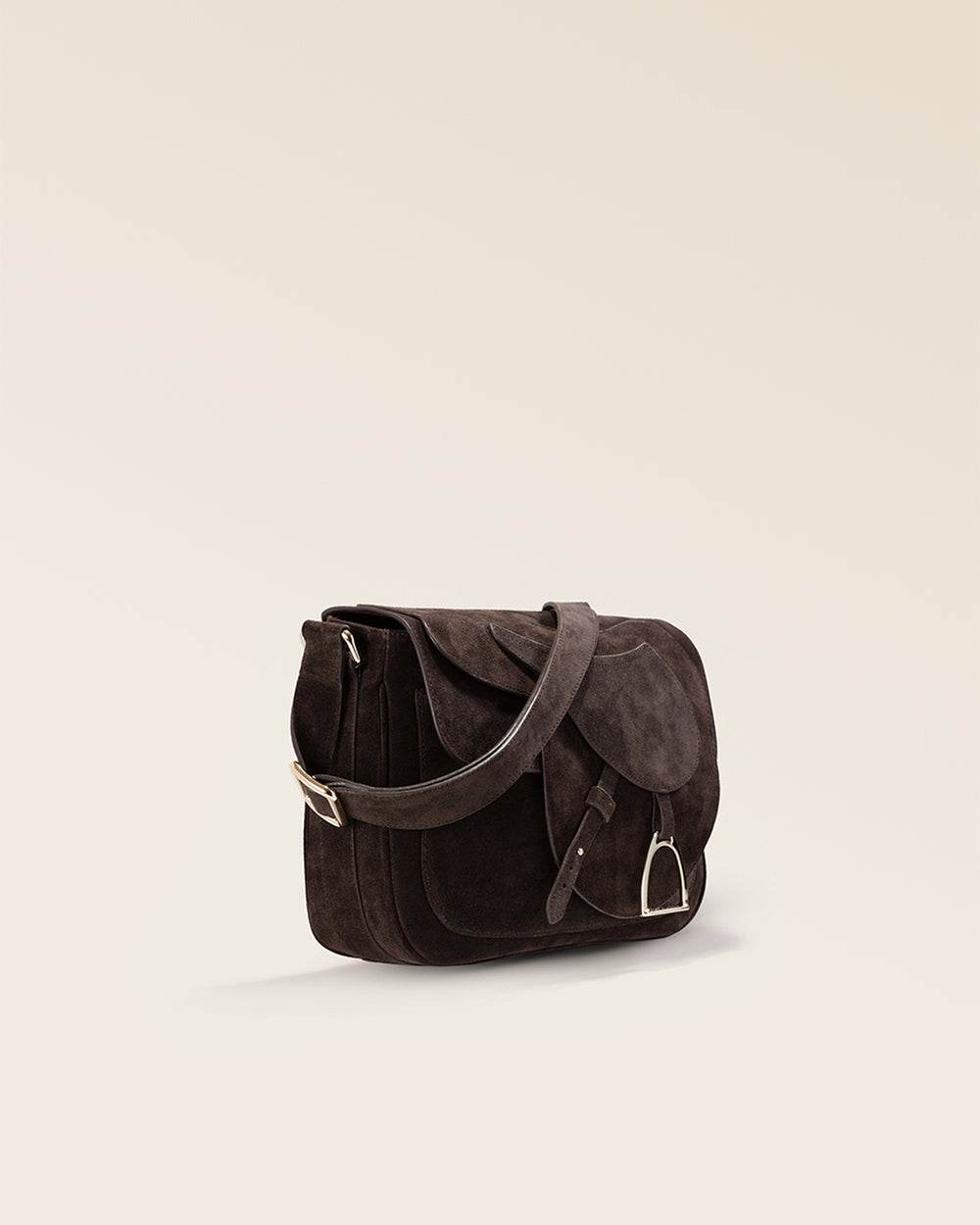Le sac Casaque Renouard en cuir veau velours espresso, vu de quart en studio.