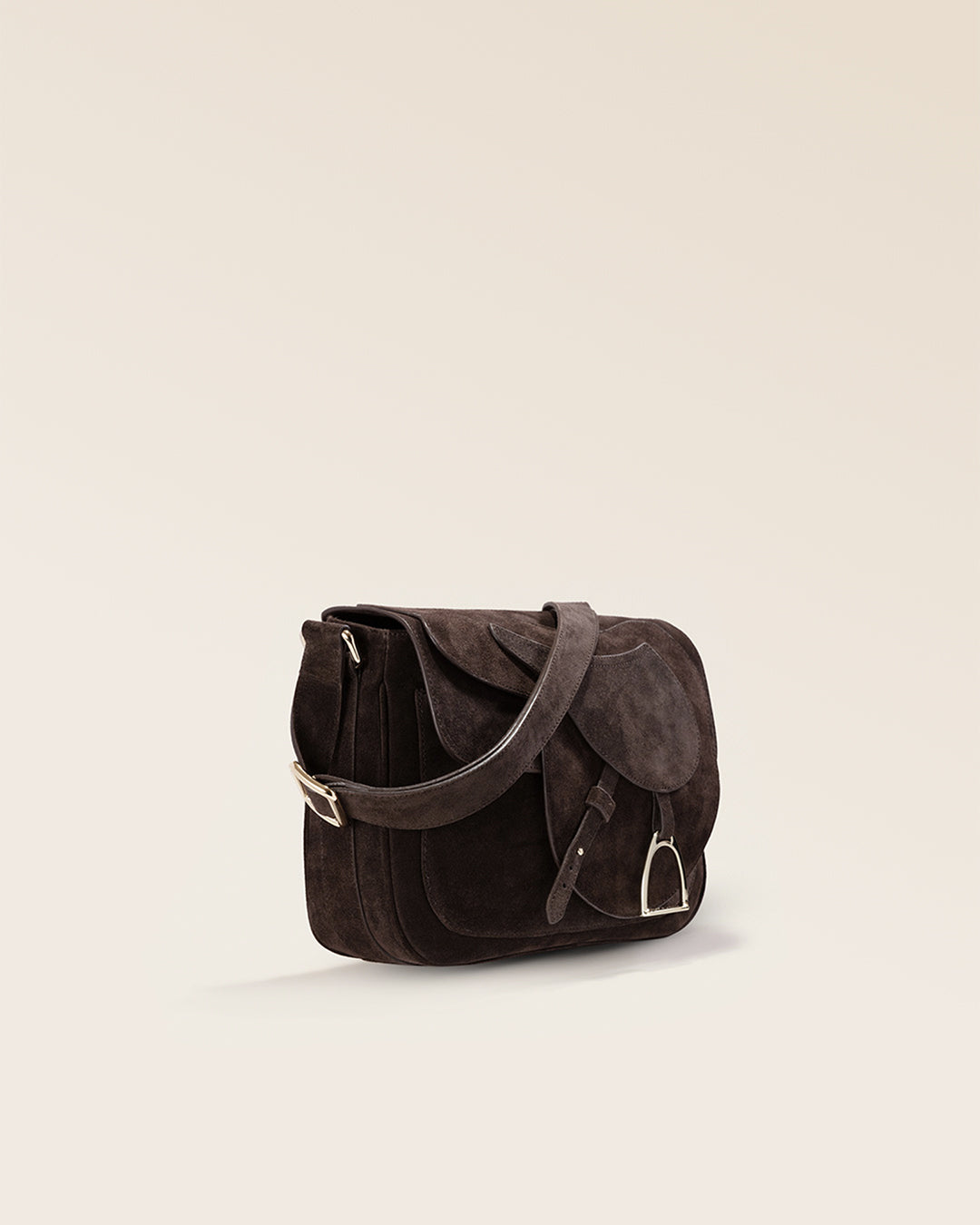 Le sac Casaque Renouard en cuir veau velours espresso, vu de quart en studio.