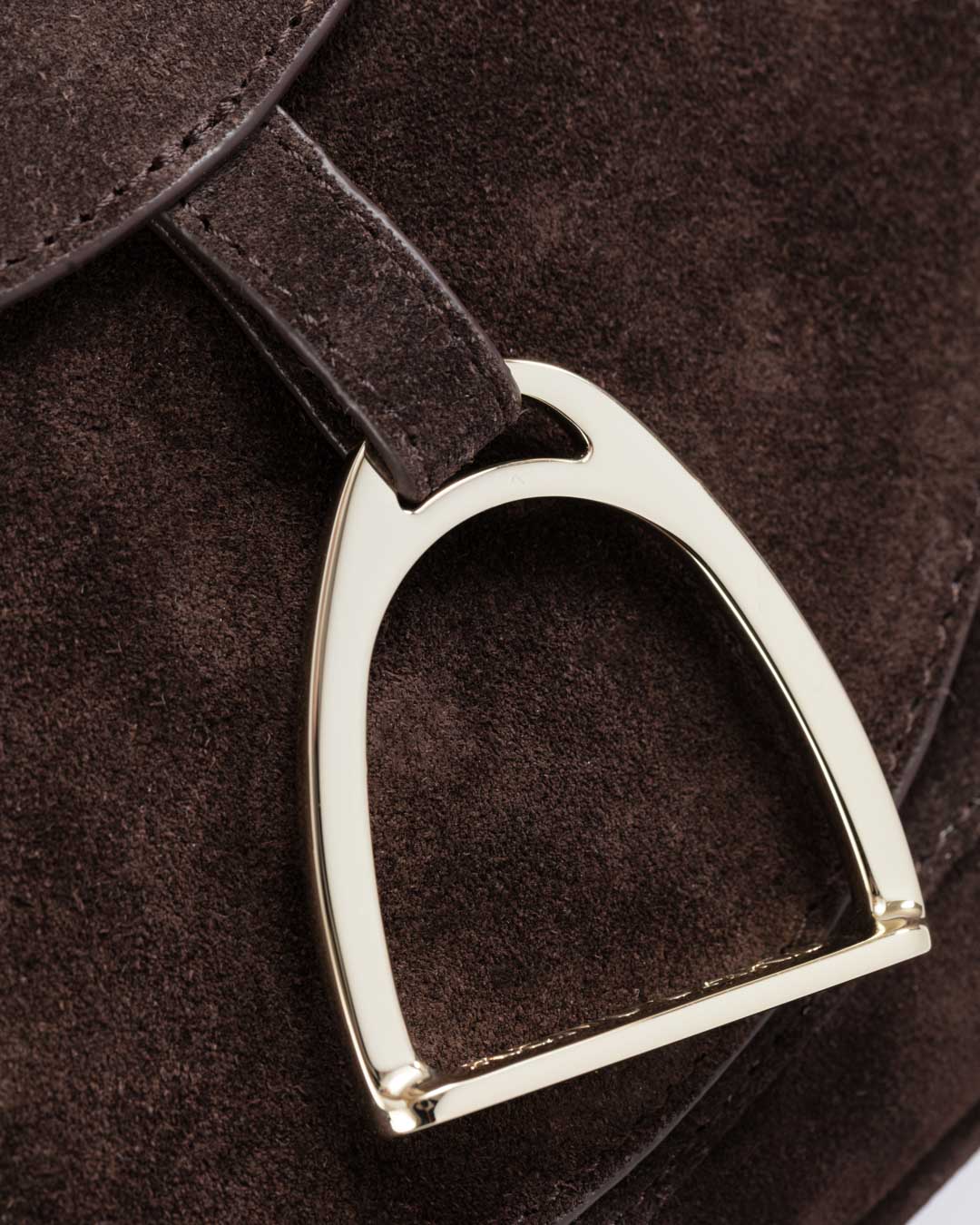 Le sac Casaque Renouard en cuir veau velours espresso, vu de près en studio.