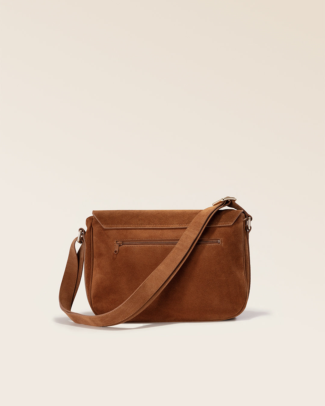 Notre sac Casaque Renouard, en cuir veau velours noisette vu de dos en studio.