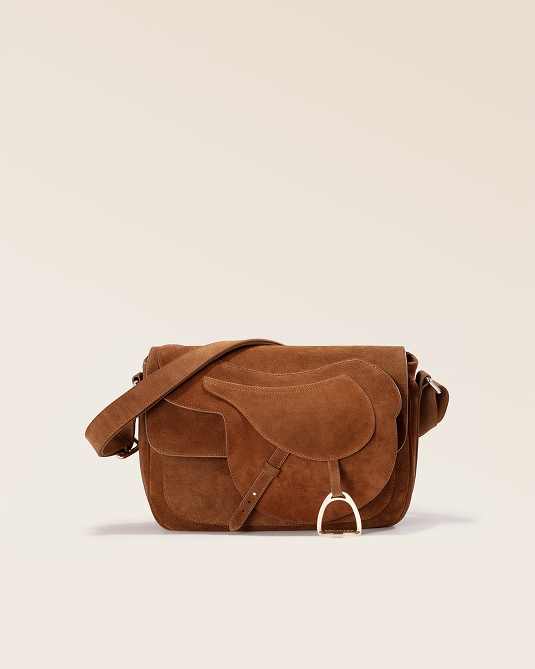 Notre sac Casaque Renouard, en cuir veau velours noisette vu de face en studio.