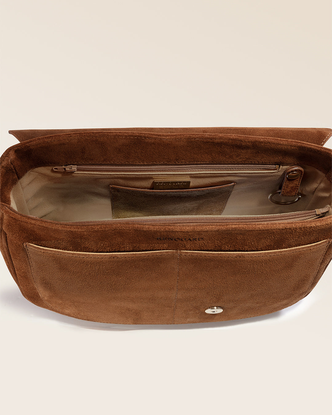 Notre sac Casaque Renouard, en cuir veau velours noisette vu de l'intérieur en studio.