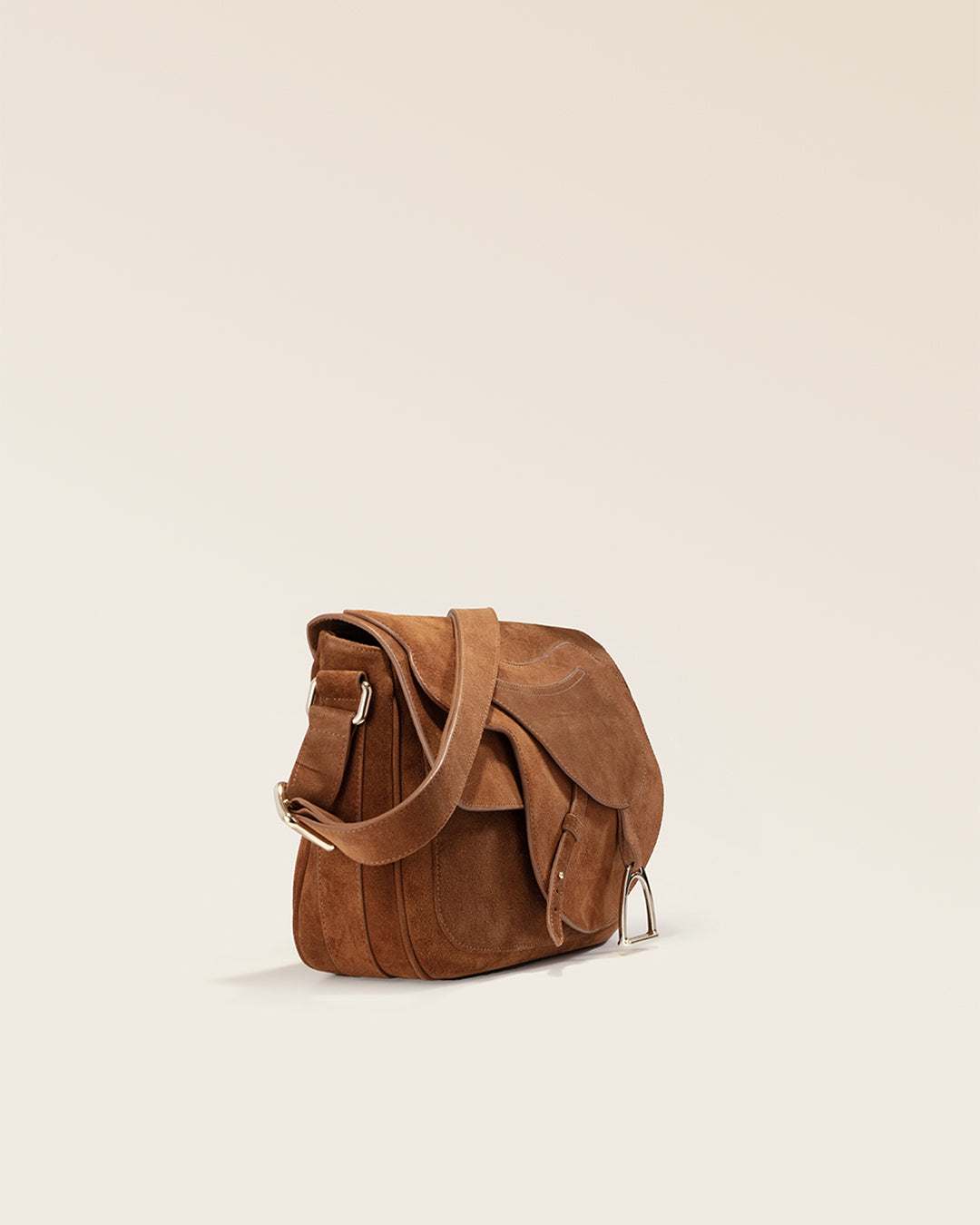 Notre sac Casaque Renouard, en cuir veau velours noisette vu de quart en studio.