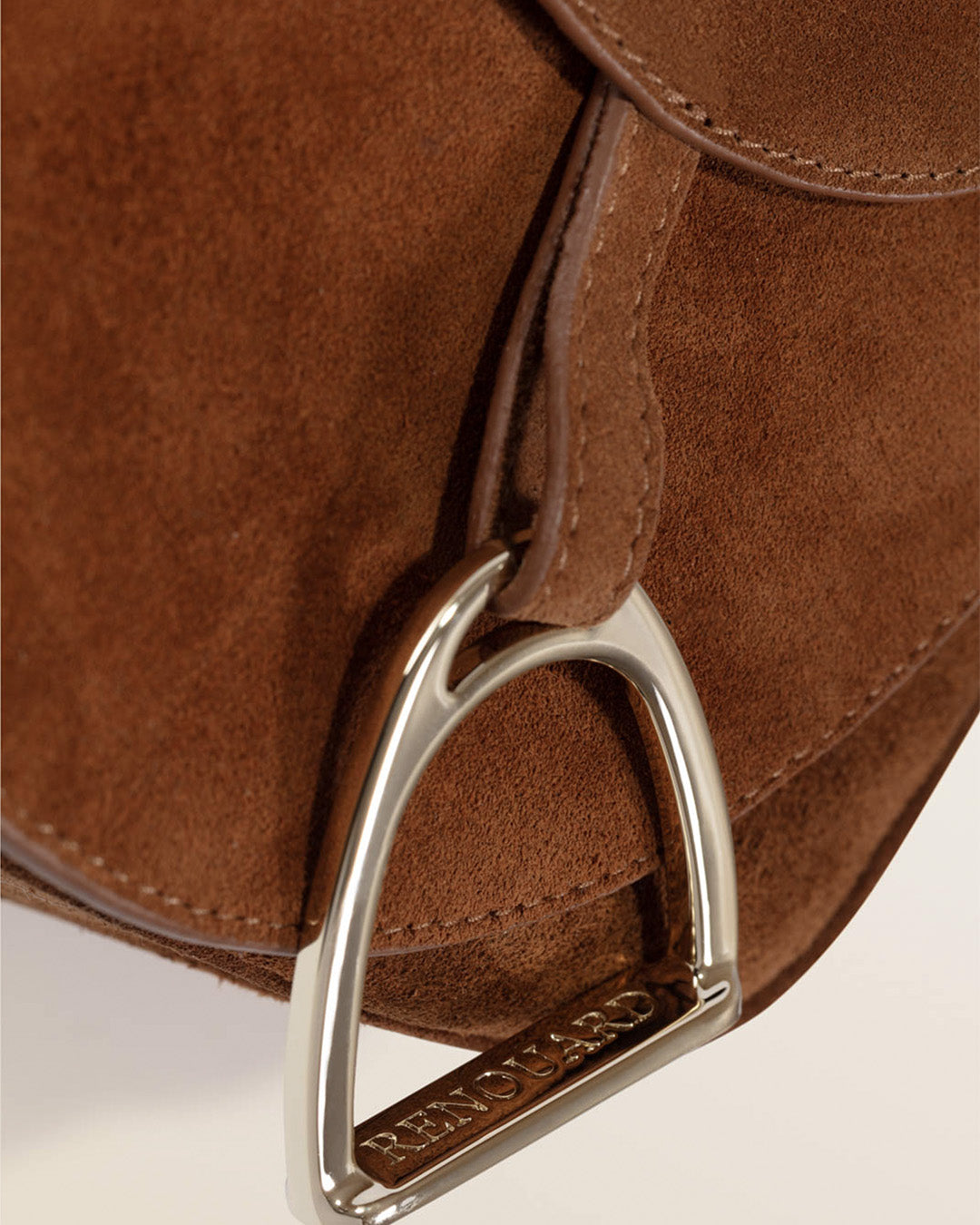 Notre sac Casaque Renouard, en cuir veau velours noisette vu de près en studio.