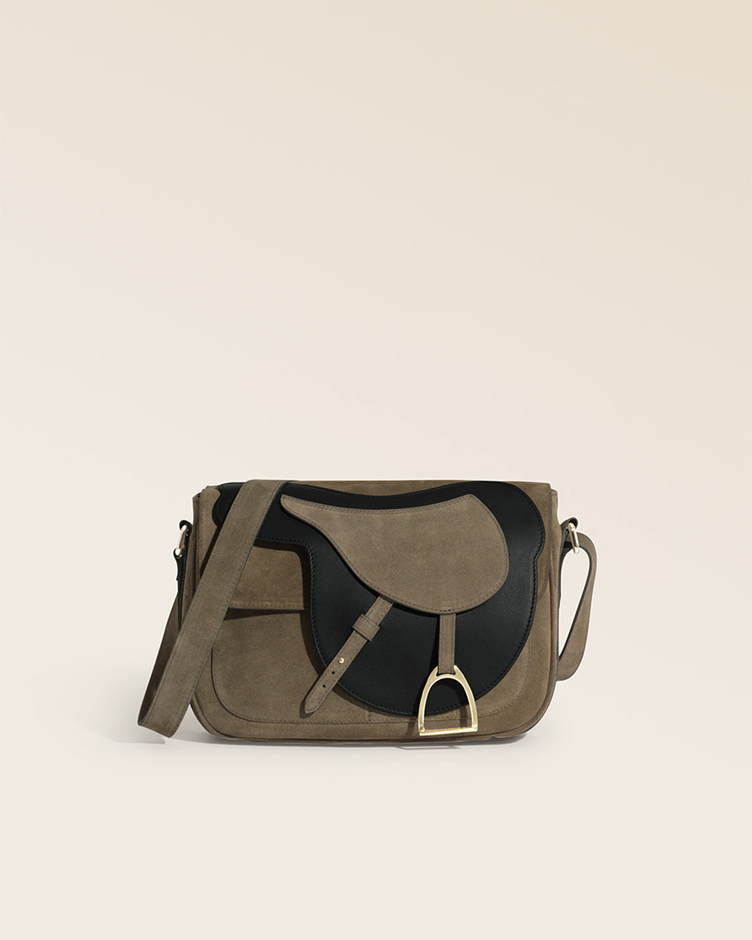 Notre sac Casaque Renouard en cuir veau velours truffe et cuir lisse noir, vu de face en studio.