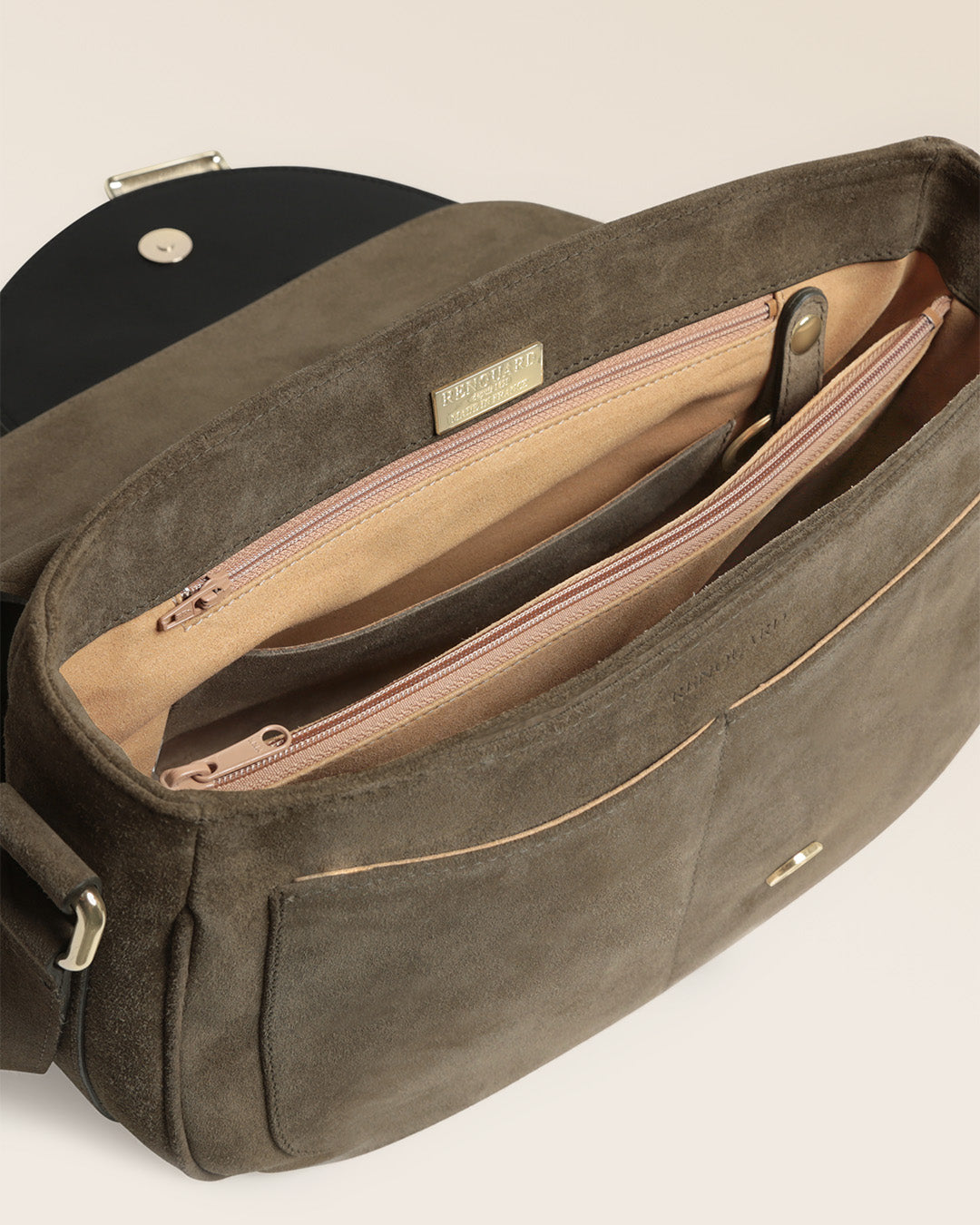 Notre sac Casaque Renouard en cuir veau velours truffe et cuir lisse noir, vu ouvert en studio.