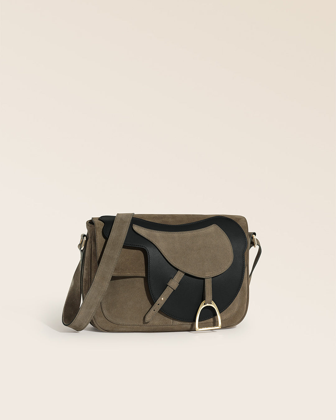 Notre sac Casaque Renouard en cuir veau velours truffe et cuir lisse noir, vu de quart en studio.