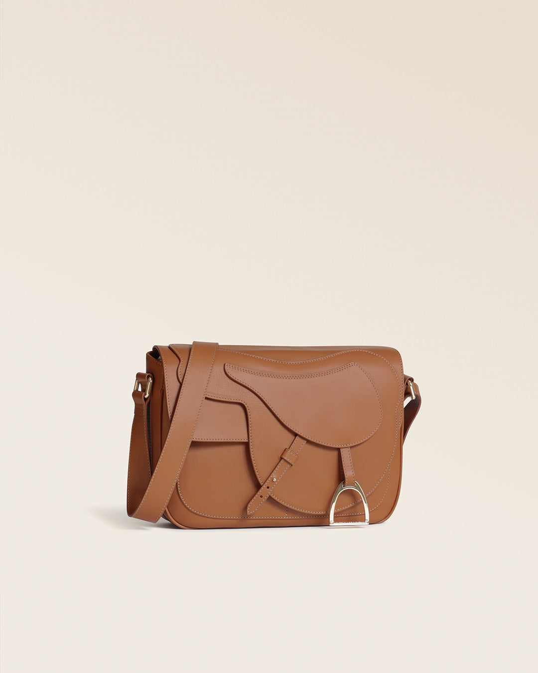 Notre sac Casaque Renouard en cuir vintage camel, vu de quart en studio.