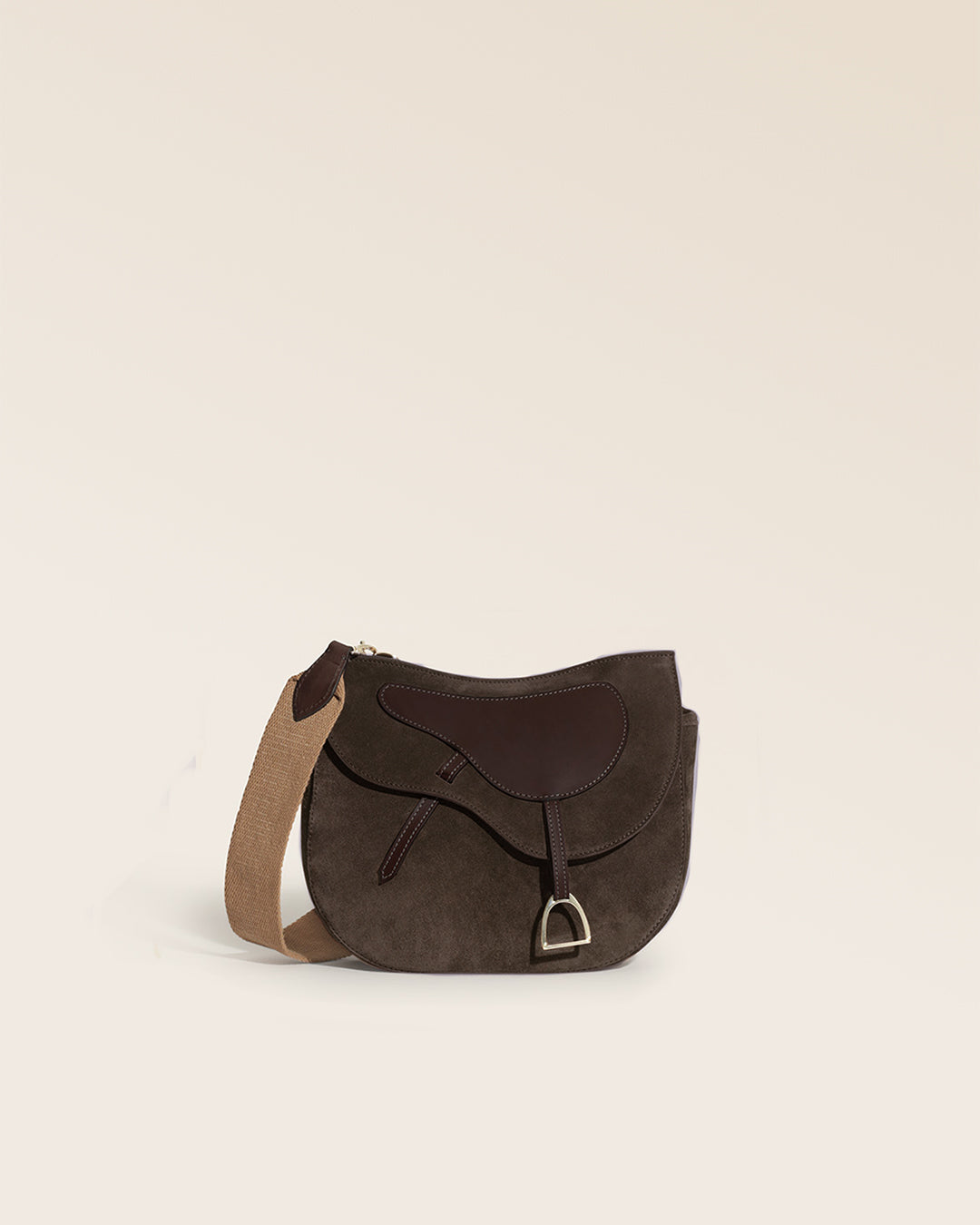 Notre sac Cavalerie Renouard en cuir veau velours espresso et bandoulière coton, vu de face en studio.