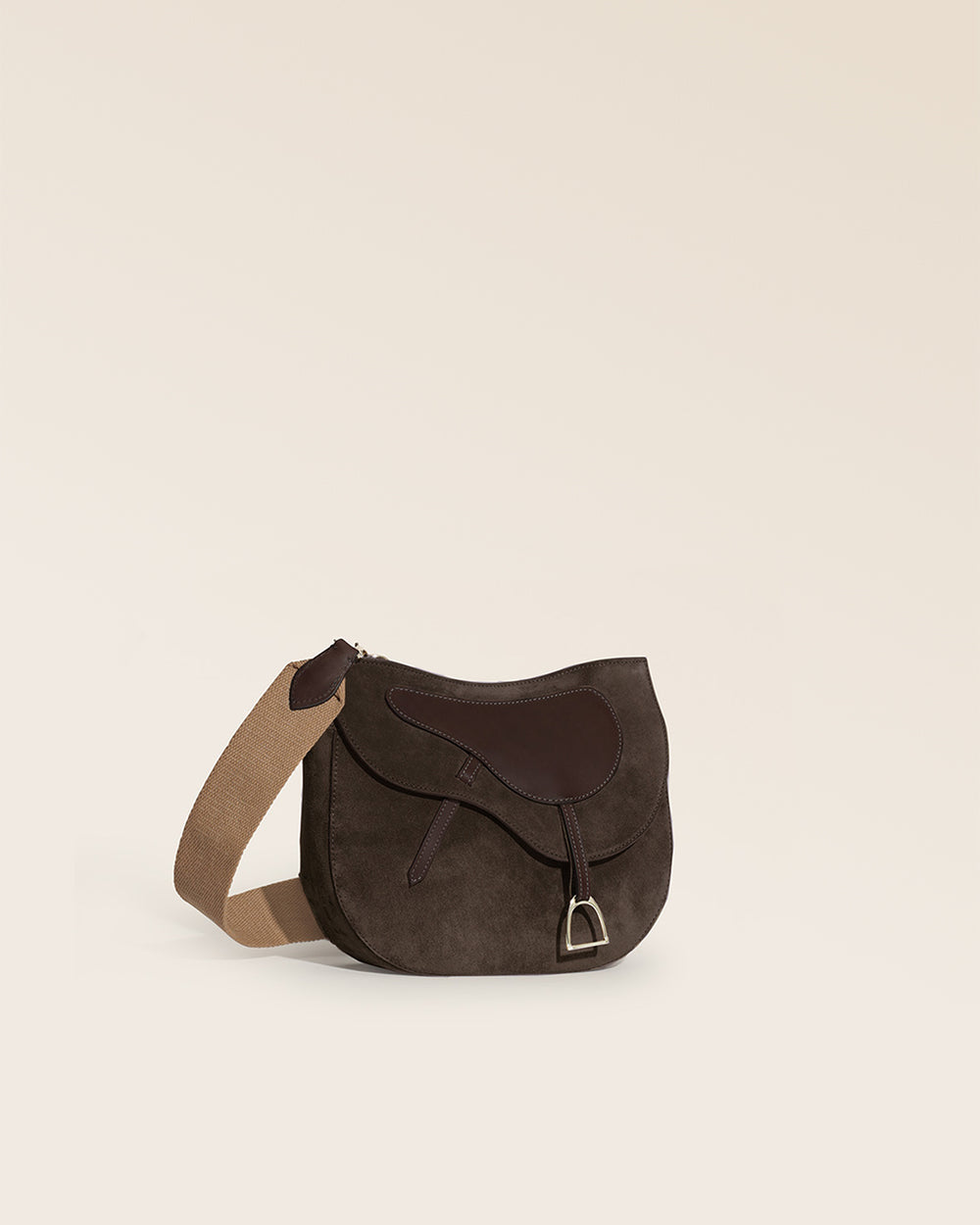 Notre sac Cavalerie Renouard en cuir veau velours espresso et bandoulière coton, vu de quart en studio.