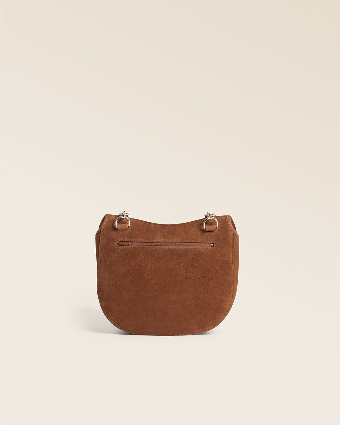 Le sac Cavalerie Renouard en cuir veau velours noisette, cuir lisse camel et sa bandoulière coton camel ; vu de dos en studio.