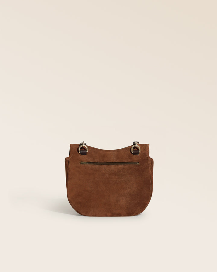 Notre sac Cavalerie Renouard en cuir veau velours noisette, cuir lisse ébène et sa bandoulière coton ; vu de dos en studio.