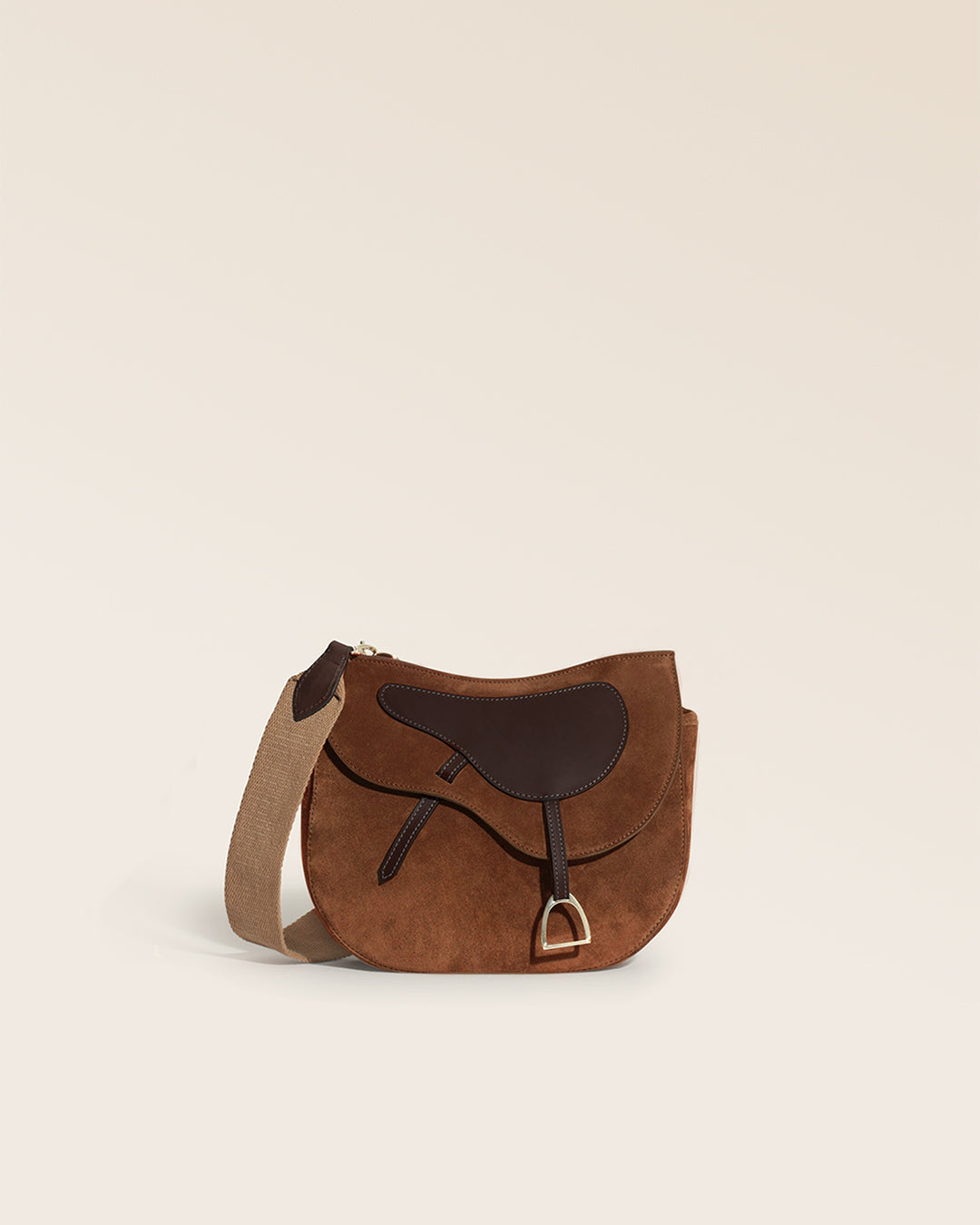 Notre sac Cavalerie Renouard en cuir veau velours noisette, cuir lisse ébène et sa bandoulière coton ; vu de face en studio.