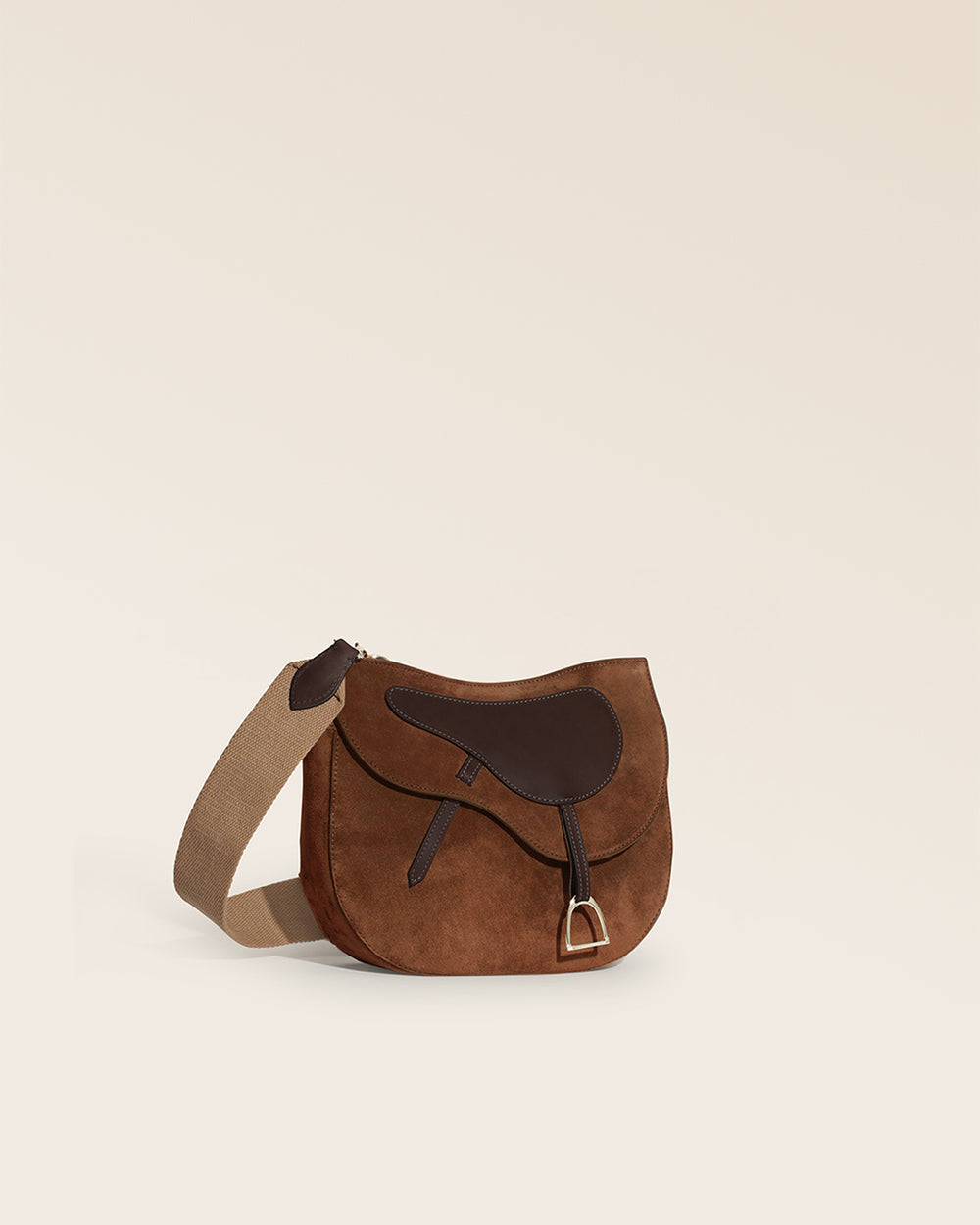 Notre sac Cavalerie Renouard en cuir veau velours noisette, cuir lisse ébène et sa bandoulière coton ; vu de quart en studio.