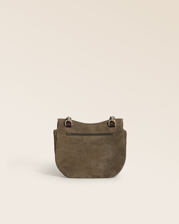 Notre sac Cavalerie Renouard en cuir veau velours truffe avec sa bandoulière en coton, vu de dos en studio. 