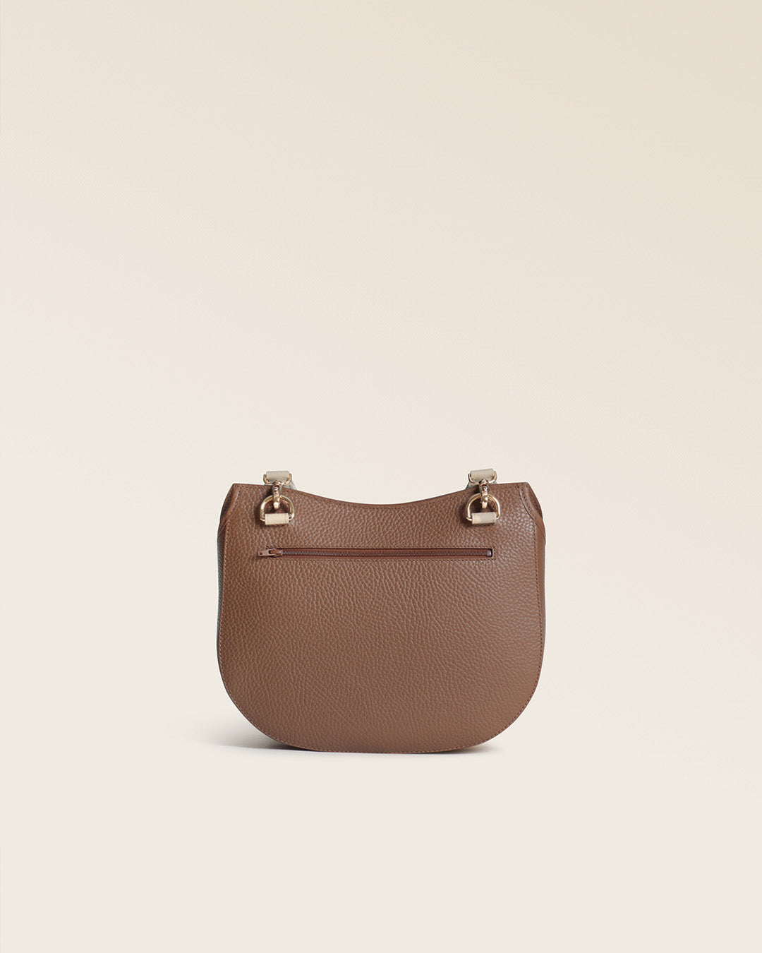 Notre sac Cavalerie Renouard en cuir façon vigogne fauve et crème, avec sa bandoulière coton craie, vu de dos en studio.