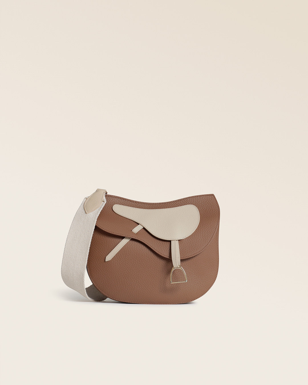 Notre sac Cavalerie Renouard en cuir façon vigogne fauve et crème, avec sa bandoulière coton craie, vu de face en studio.