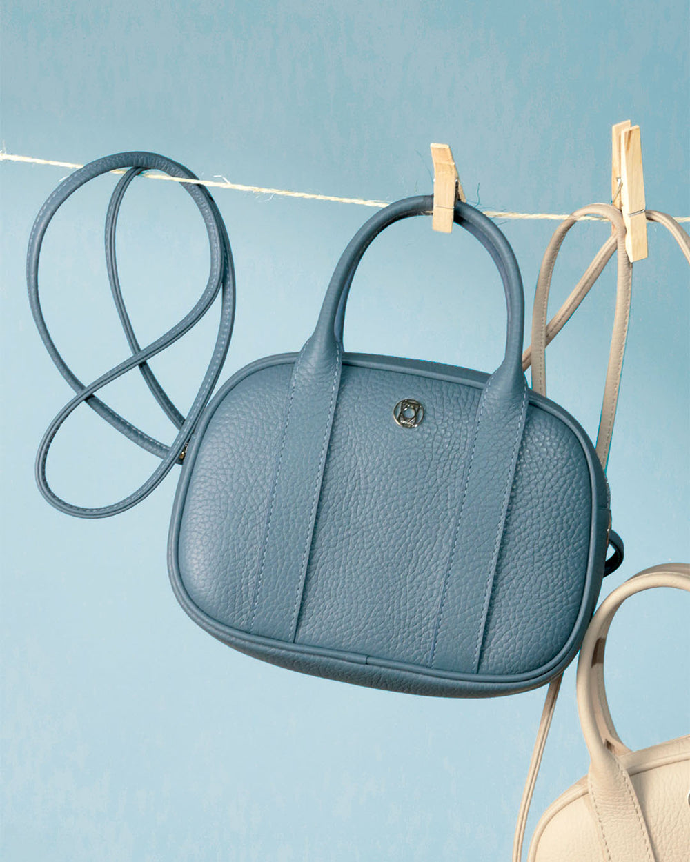 Notre sac Ciao Renouard en cuir façon vigogne bleu cobalt, vu de face en ambiance.